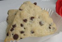 Crispy Chocolate Chip Scones: Flaky, Buttery Recipe
