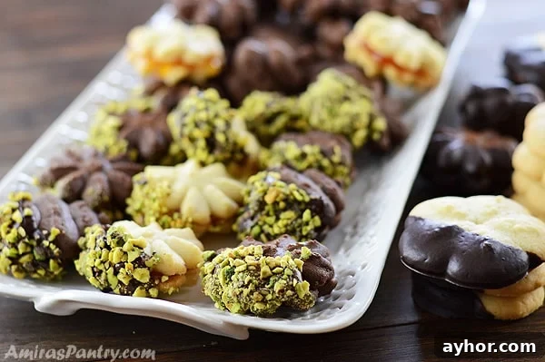 A close up of betefour dessert cookies on a plate